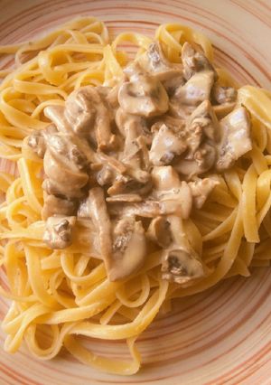 Una foto de Tallarines con crema y champiñones