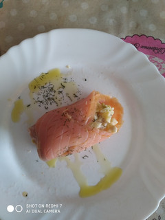 Una foto de Rollito de salmón relleno de ensaladilla 😋