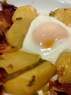 Una foto de Huevos rotos con patatas y jamón light