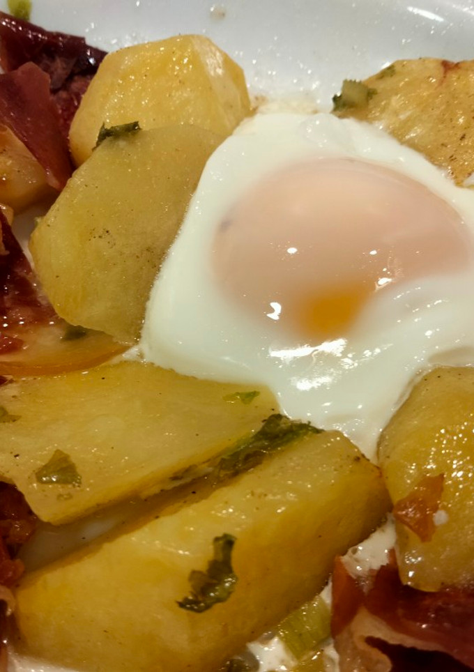 Una foto de Huevos rotos con patatas y jamón light