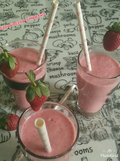 Foto resep Simple Strawberry Smoothie with Yogurt