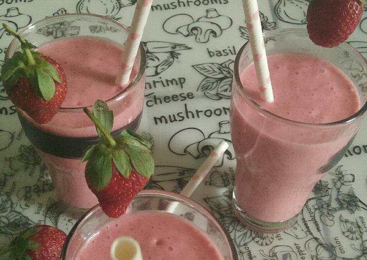 Langkah Mudah untuk Membuat Simple Strawberry Smoothie with Yogurt Anti Gagal