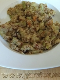 Una foto de Quinoa roja y blanca con verduras