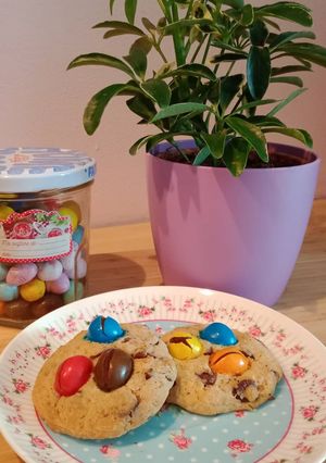 Une photo de Cookies aux pépites de chocolat noir et M &M'S