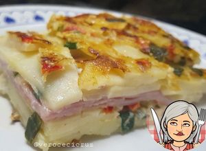 Una foto de Mil hojas de papa, rellena con jamón y queso
