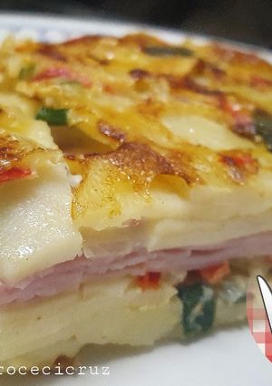 Una foto de Mil hojas de papa, rellena con jamón y queso