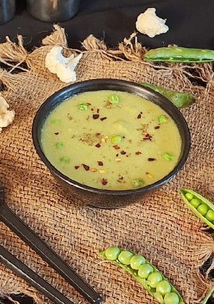 A picture of Creamy Matar cauliflower soup.