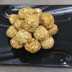 A picture of Til,gud,& moongfali ke laddu.
