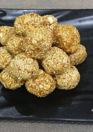 A picture of Til,gud,& moongfali ke laddu.
