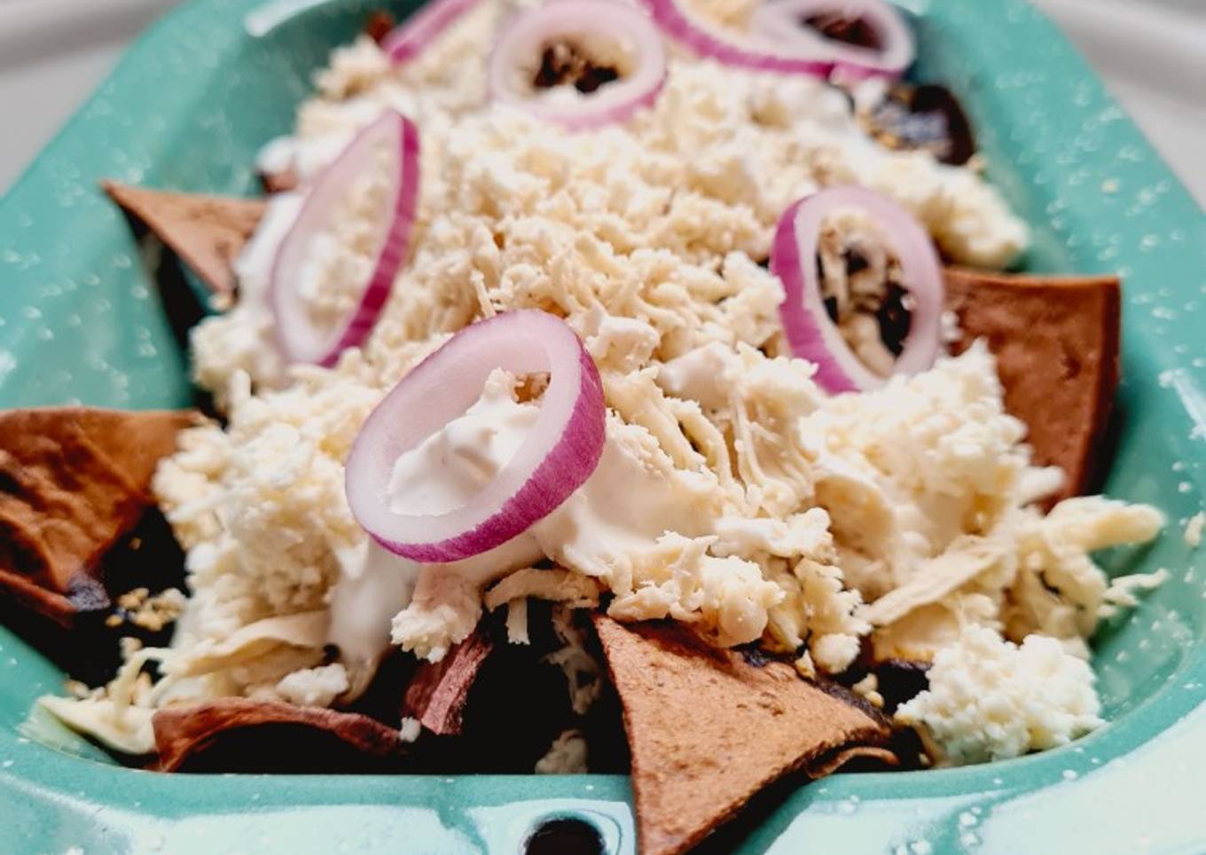 Chilaquiles de mole negro con pollo