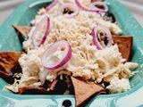 Chilaquiles de mole negro con pollo