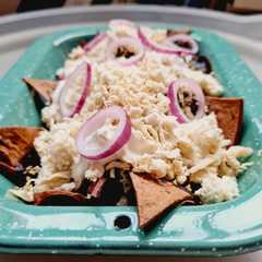 Foto principal de Chilaquiles de mole negro con pollo