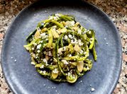 Una foto di pesto di basilico, zucchine