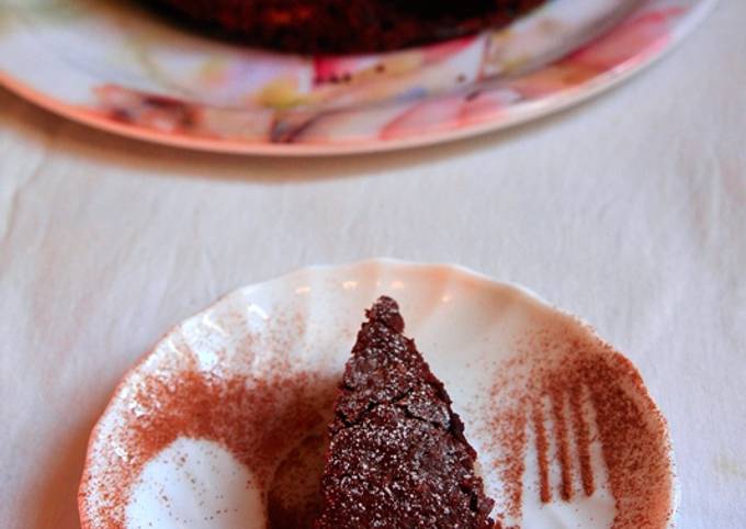 5-ingredient flourless chocolate cake (with no butter)