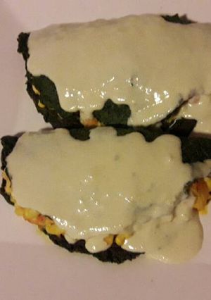 Una foto de Crepes de acelga con relleno de pollo y choclo y salsa 4 quesos