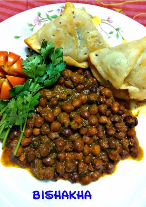 A picture of Samosa Ghoogni.