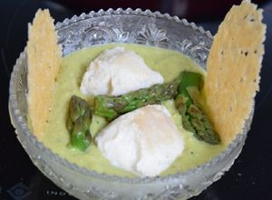 Une photo de Gnocchi de ricotta au pesto d'asperges vertes, tuiles de parmesan (IG bas)