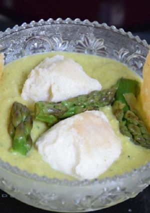 Une photo de Gnocchi de ricotta au pesto d'asperges vertes, tuiles de parmesan (IG bas)