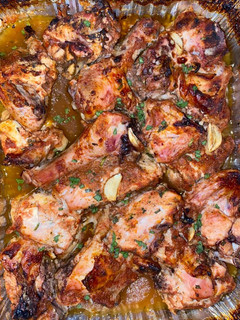 Una foto de Pollo al horno con salsa de tomate y vinagre de manzana