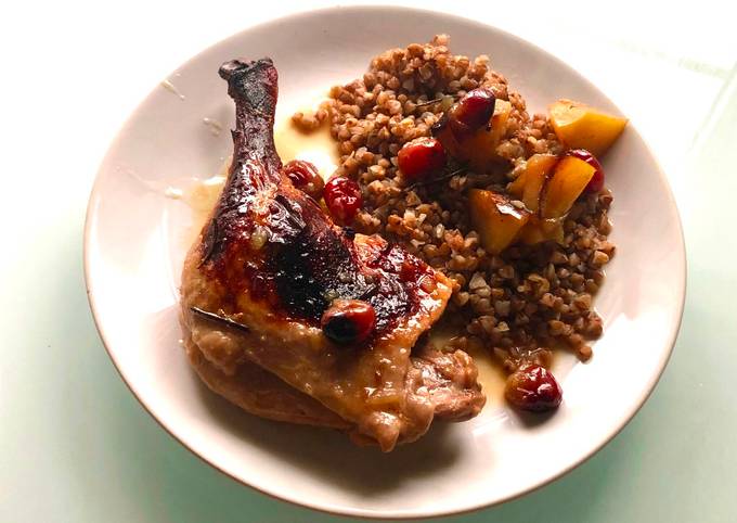 Хрустящая утка, запечённая в пиве с яблоками, розмарином и клюквой