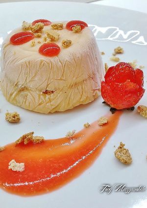 Foto di Semifreddo alle pesche e amaretti con salsa di fragole