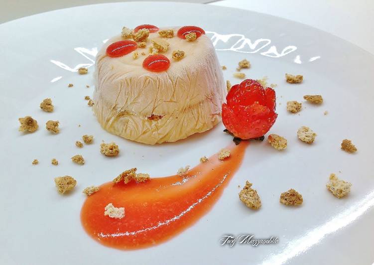 Semifreddo alle pesche e amaretti con salsa di fragole