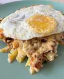 Patatas con queso gratinado y salchichas basadas en Foster’s Hollywood