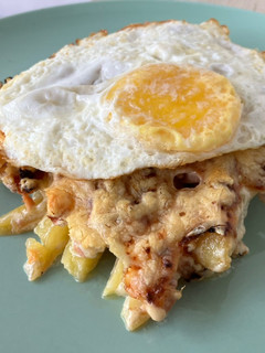 Una foto de Patatas con queso gratinado y salchichas basadas en Foster’s Hollywood