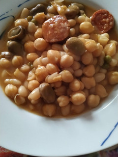 Una foto de Garbanzos con habas