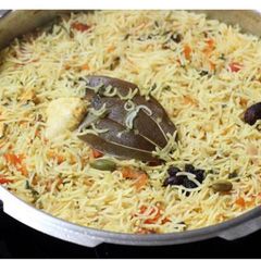 A picture of Chicken pulao.
