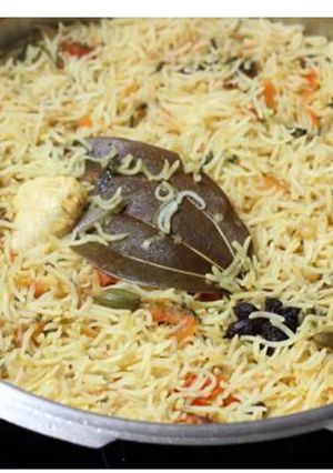 A picture of Chicken pulao.