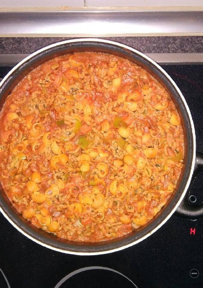 Una foto de Pasta corta con salsa bolognesa a mi estilo