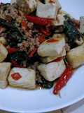 ผัดกระเพราเต้าหู้ใส่หมูสับ