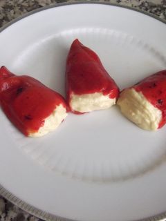 Una foto de Pimientos del Piquillo rellenos de crema de tortilla de patatas