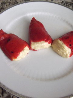 Una foto de Pimientos del Piquillo rellenos de crema de tortilla de patatas