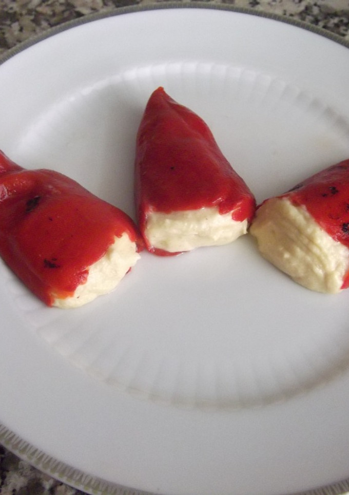Una foto de Pimientos del Piquillo rellenos de crema de tortilla de patatas