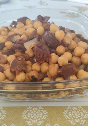 Una foto de Mi receta de garbanzos de bote con chorizo, jamón serrano, cebolla y ajos