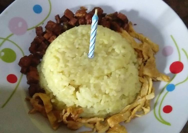 Nasi kuning alakadarnya 😂