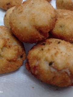Una foto de Bolitas de atún y queso