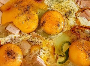 Una foto de HUEVOS,🌶️Pimientitos Y🐽Jamón York...!