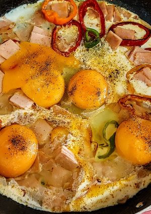 Una foto de HUEVOS,🌶️Pimientitos Y🐽Jamón York...!
