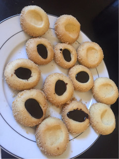 A picture of Thumb cookies.