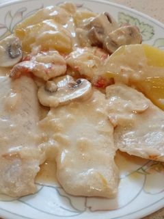 Una foto de Supremas de Merluza en salsa con champiñones y gambones