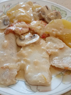 Una foto de Supremas de Merluza en salsa con champiñones y gambones