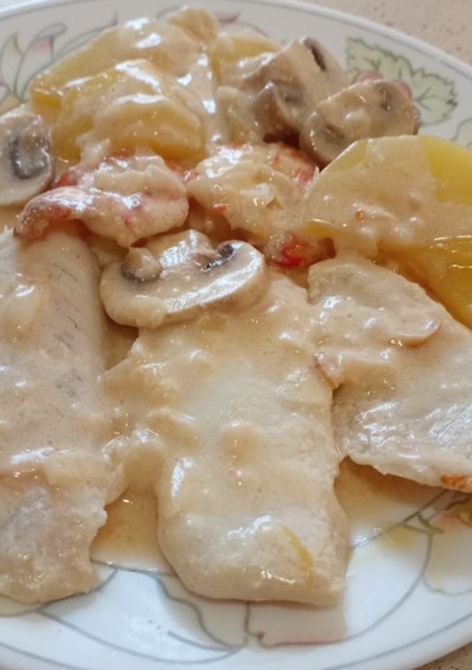 Una foto de Supremas de Merluza en salsa con champiñones y gambones