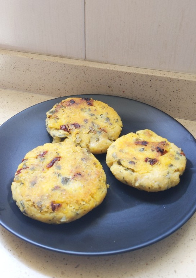 Una foto de Burgers de polenta y tomate seco