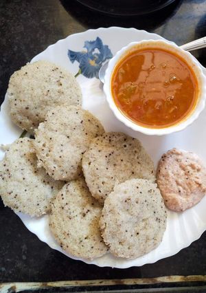 रवा इडली रेसिपी मुख्य फोटो