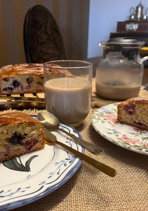 Una foto de Coca de llanda con frutos rojos y azúcar caramelizada 🔥 con café con leche del tiempo !!!!