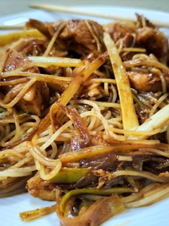 Una foto de Fideos de arroz con pollo y salsa Hoisin