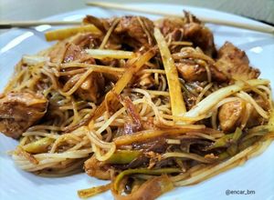 Foto principal de Fideos de arroz con pollo y salsa Hoisin